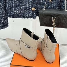 Hermès/爱马仕26WF新品Kelly扣 尖头侧拉链性感猫跟平底短靴 Kelly锁扣镌刻经典标识 尖头微露性感氛围感 Hermès/爱马仕26WF新品Kelly扣 尖头侧拉链性感猫跟平底短靴 Kelly锁扣镌刻经典标识 尖头微露性感氛围感
