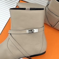 Hermès/爱马仕26WF新品Kelly扣 尖头侧拉链性感猫跟平底短靴 Kelly锁扣镌刻经典标识 尖头微露性感氛围感 Hermès/爱马仕26WF新品Kelly扣 尖头侧拉链性感猫跟平底短靴 Kelly锁扣镌刻经典标识 尖头微露性感氛围感