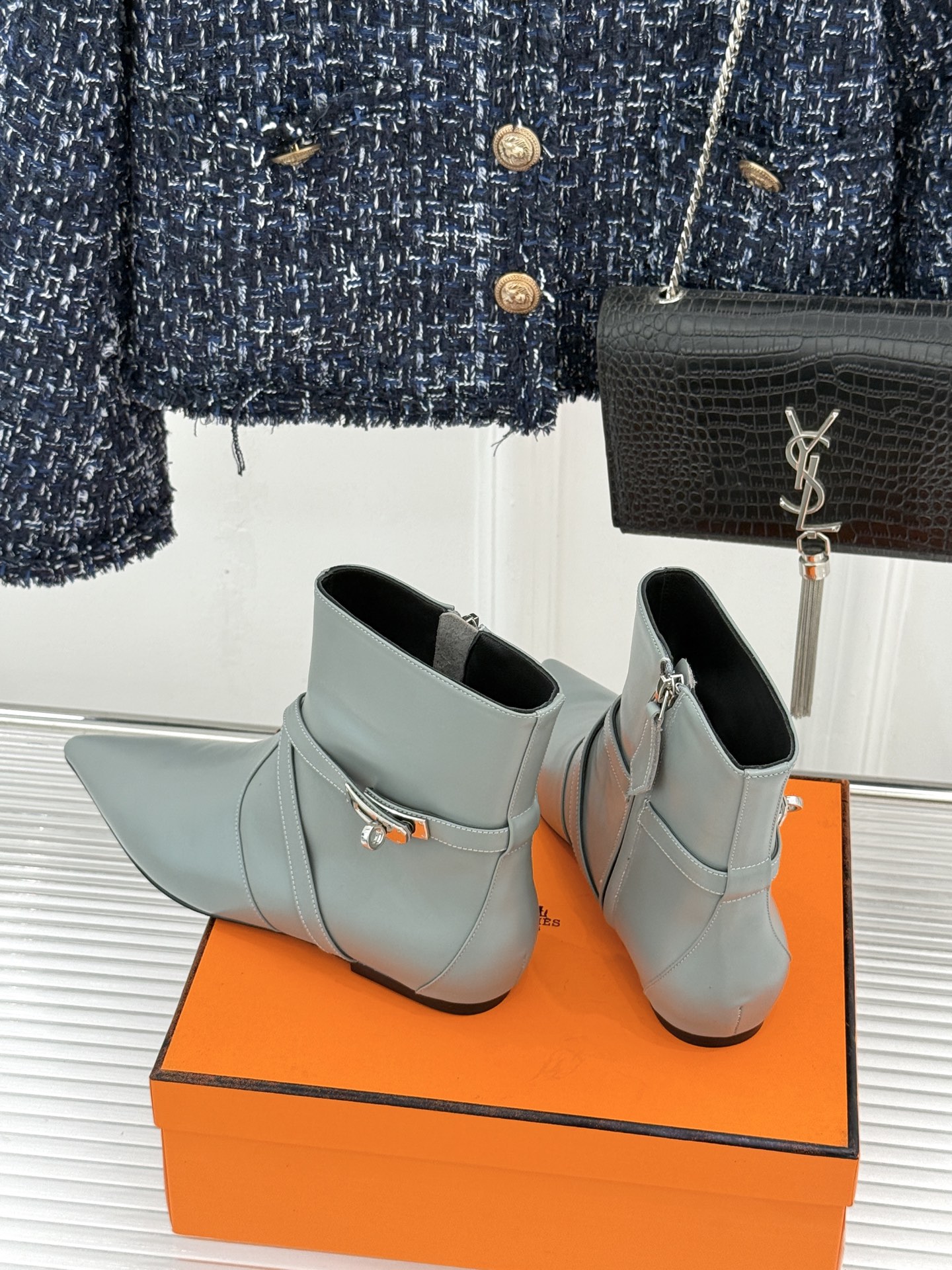 Hermès/爱马仕26WF新品Kelly扣 尖头侧拉链性感猫跟平底短靴 Kelly锁扣镌刻经典标识 尖头微露性感氛围感 Hermès/爱马仕26WF新品Kelly扣 尖头侧拉链性感猫跟平底短靴 Kelly锁扣镌刻经典标识 尖头微露性感氛围感
