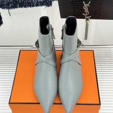 Hermès/爱马仕26WF新品Kelly扣 尖头侧拉链性感猫跟平底短靴 Kelly锁扣镌刻经典标识 尖头微露性感氛围感 Hermès/爱马仕26WF新品Kelly扣 尖头侧拉链性感猫跟平底短靴 Kelly锁扣镌刻经典标识 尖头微露性感氛围感