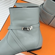 Hermès/爱马仕26WF新品Kelly扣 尖头侧拉链性感猫跟平底短靴 Kelly锁扣镌刻经典标识 尖头微露性感氛围感 Hermès/爱马仕26WF新品Kelly扣 尖头侧拉链性感猫跟平底短靴 Kelly锁扣镌刻经典标识 尖头微露性感氛围感