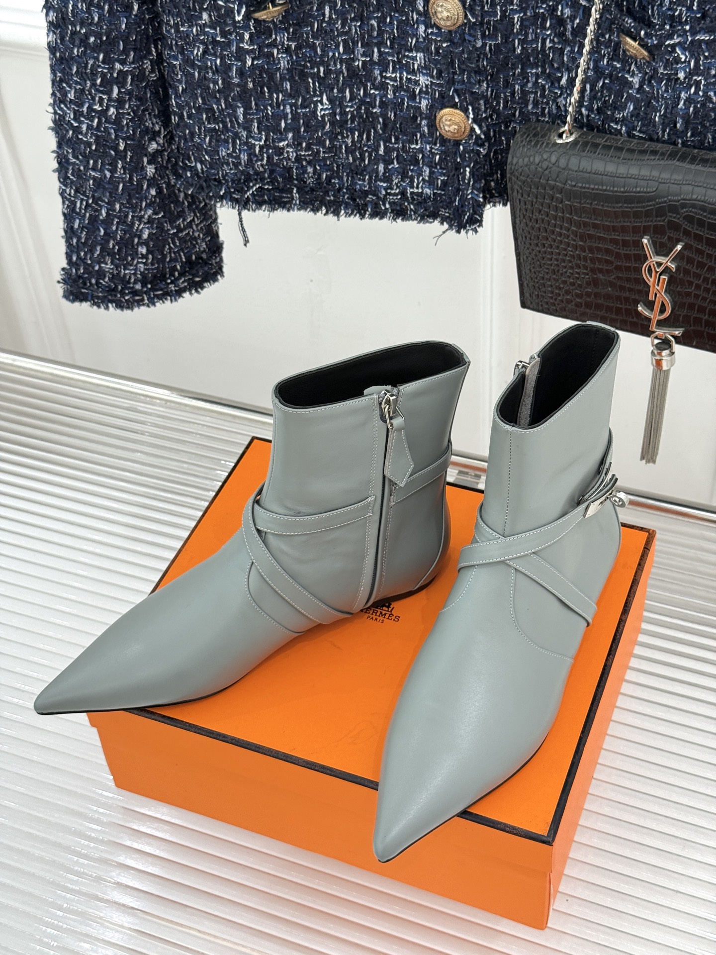 Hermès/爱马仕26WF新品Kelly扣 尖头侧拉链性感猫跟平底短靴 Kelly锁扣镌刻经典标识 尖头微露性感氛围感 Hermès/爱马仕26WF新品Kelly扣 尖头侧拉链性感猫跟平底短靴 Kelly锁扣镌刻经典标识 尖头微露性感氛围感