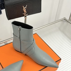 Hermès/爱马仕26WF新品Kelly扣 尖头侧拉链性感猫跟平底短靴 Kelly锁扣镌刻经典标识 尖头微露性感氛围感 Hermès/爱马仕26WF新品Kelly扣 尖头侧拉链性感猫跟平底短靴 Kelly锁扣镌刻经典标识 尖头微露性感氛围感