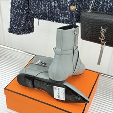 Hermès/爱马仕26WF新品Kelly扣 尖头侧拉链性感猫跟平底短靴 Kelly锁扣镌刻经典标识 尖头微露性感氛围感 Hermès/爱马仕26WF新品Kelly扣 尖头侧拉链性感猫跟平底短靴 Kelly锁扣镌刻经典标识 尖头微露性感氛围感