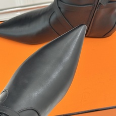 Hermès/爱马仕26WF新品Kelly扣 尖头侧拉链性感猫跟平底短靴 Kelly锁扣镌刻经典标识 尖头微露性感氛围感 Hermès/爱马仕26WF新品Kelly扣 尖头侧拉链性感猫跟平底短靴 Kelly锁扣镌刻经典标识 尖头微露性感氛围感