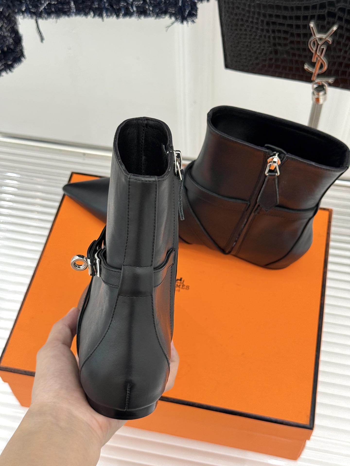 Hermès/爱马仕26WF新品Kelly扣 尖头侧拉链性感猫跟平底短靴 Kelly锁扣镌刻经典标识 尖头微露性感氛围感 Hermès/爱马仕26WF新品Kelly扣 尖头侧拉链性感猫跟平底短靴 Kelly锁扣镌刻经典标识 尖头微露性感氛围感