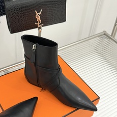 Hermès/爱马仕26WF新品Kelly扣 尖头侧拉链性感猫跟平底短靴 Kelly锁扣镌刻经典标识 尖头微露性感氛围感 Hermès/爱马仕26WF新品Kelly扣 尖头侧拉链性感猫跟平底短靴 Kelly锁扣镌刻经典标识 尖头微露性感氛围感