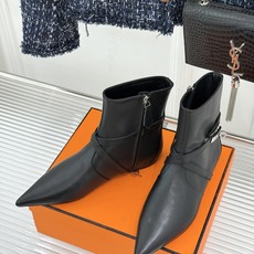 Hermès/爱马仕26WF新品Kelly扣 尖头侧拉链性感猫跟平底短靴 Kelly锁扣镌刻经典标识 尖头微露性感氛围感 Hermès/爱马仕26WF新品Kelly扣 尖头侧拉链性感猫跟平底短靴 Kelly锁扣镌刻经典标识 尖头微露性感氛围感