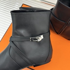 Hermès/爱马仕26WF新品Kelly扣 尖头侧拉链性感猫跟平底短靴 Kelly锁扣镌刻经典标识 尖头微露性感氛围感 Hermès/爱马仕26WF新品Kelly扣 尖头侧拉链性感猫跟平底短靴 Kelly锁扣镌刻经典标识 尖头微露性感氛围感