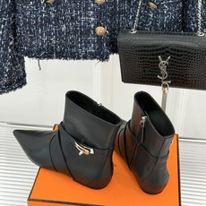 Hermès/爱马仕26WF新品Kelly扣 尖头侧拉链性感猫跟平底短靴 Kelly锁扣镌刻经典标识 尖头微露性感氛围感 Hermès/爱马仕26WF新品Kelly扣 尖头侧拉链性感猫跟平底短靴 Kelly锁扣镌刻经典标识 尖头微露性感氛围感
