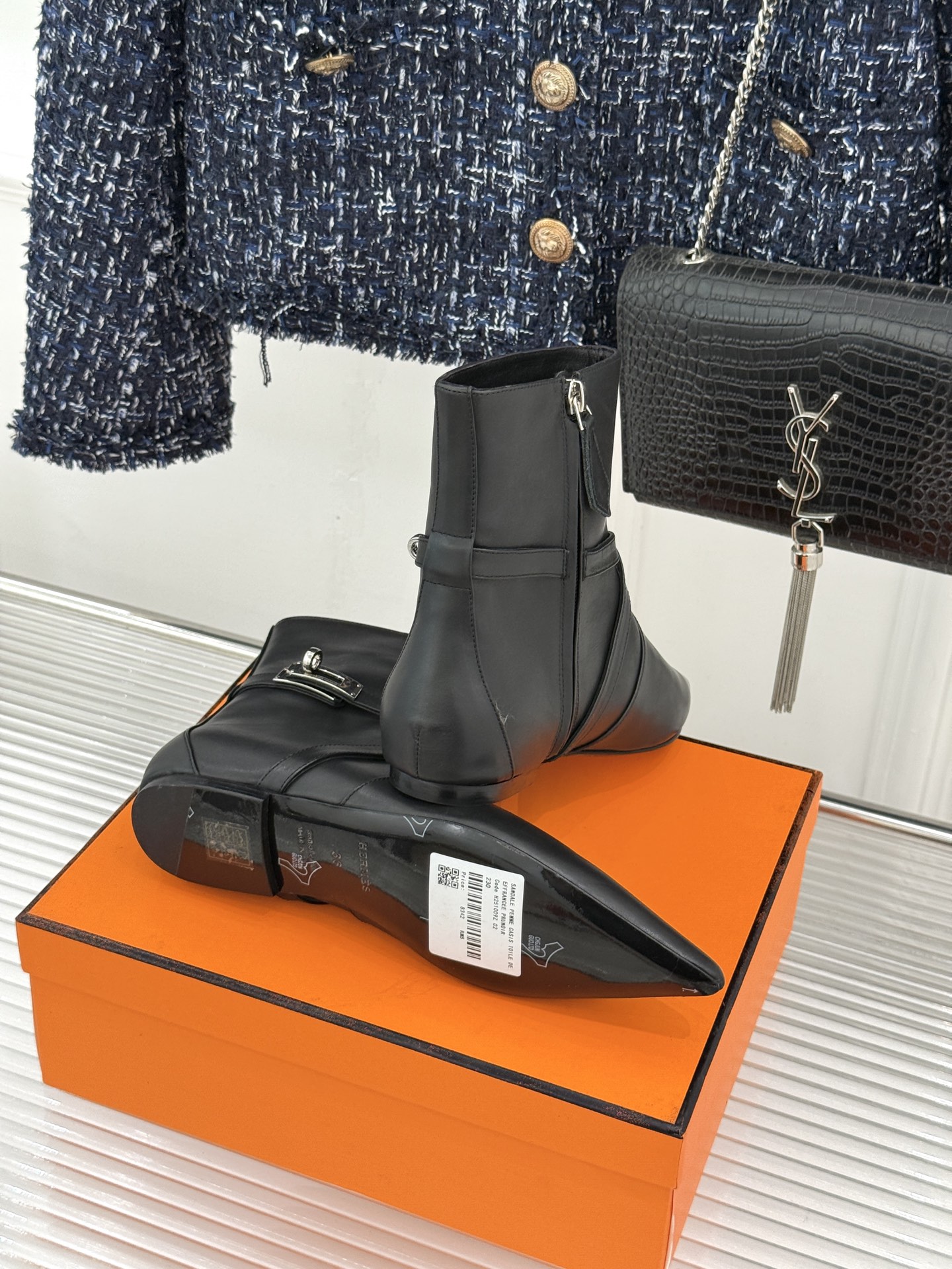 Hermès/爱马仕26WF新品Kelly扣 尖头侧拉链性感猫跟平底短靴 Kelly锁扣镌刻经典标识 尖头微露性感氛围感 Hermès/爱马仕26WF新品Kelly扣 尖头侧拉链性感猫跟平底短靴 Kelly锁扣镌刻经典标识 尖头微露性感氛围感