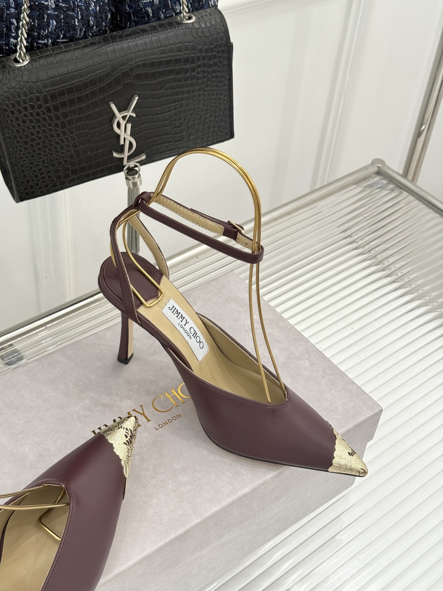 Jimmy Choo/吉米周26WF新品 皮面金属头高跟凉鞋 金属鞋头气场全开 亮面牛皮质感细腻高级 细高跟悄悄拉长比例 Jimmy Choo/吉米周26WF新品 皮面金属头高跟凉鞋 金属鞋头气场全开 亮面牛皮质感细腻高级 细高跟悄悄拉长比例
