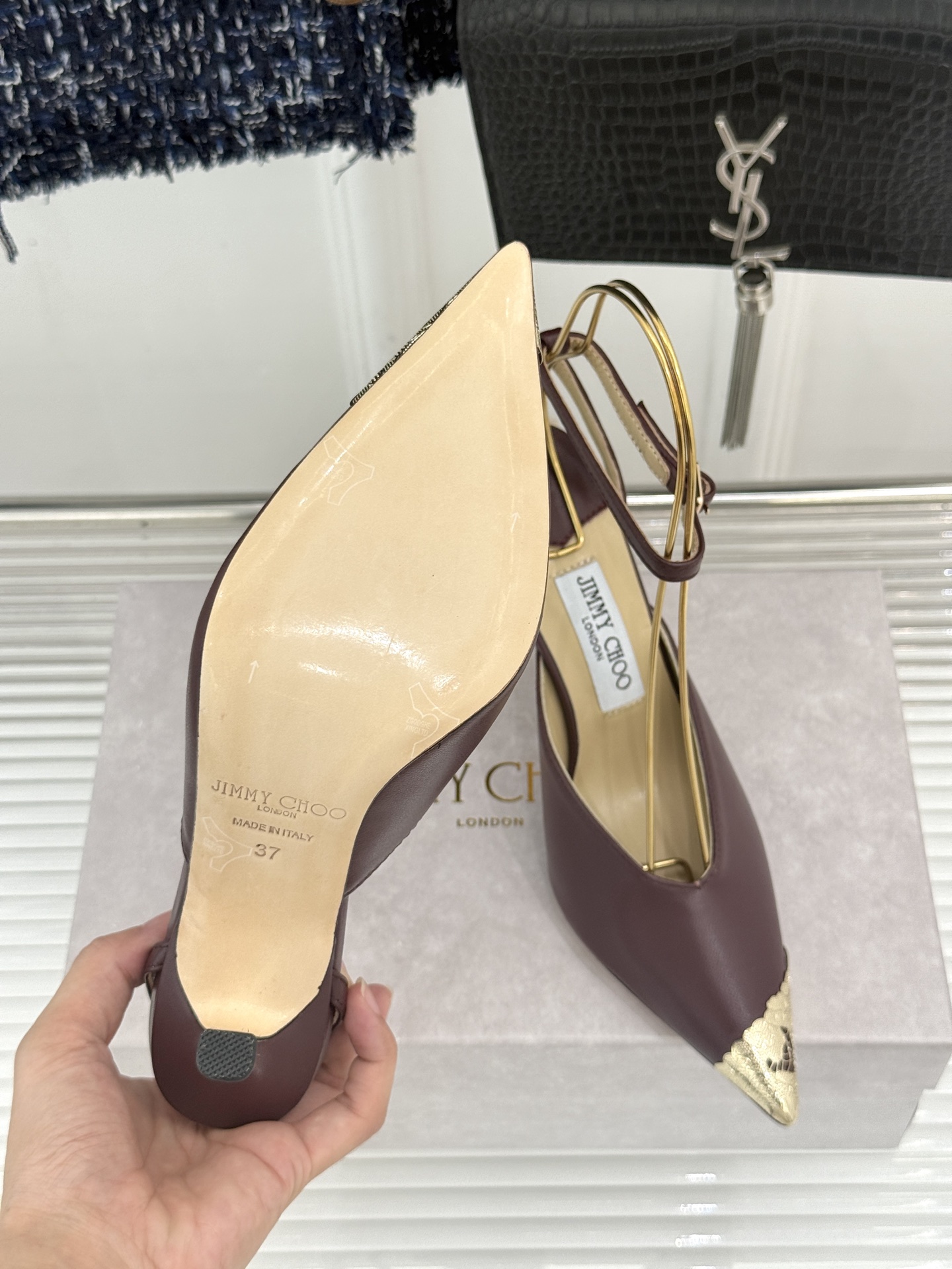Jimmy Choo/吉米周26WF新品 皮面金属头高跟凉鞋 金属鞋头气场全开 亮面牛皮质感细腻高级 细高跟悄悄拉长比例 Jimmy Choo/吉米周26WF新品 皮面金属头高跟凉鞋 金属鞋头气场全开 亮面牛皮质感细腻高级 细高跟悄悄拉长比例