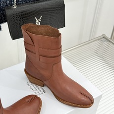 MaisonMargiela|MM6马吉拉 复古皮带扣分趾粗跟短靴 复古皮带扣氛围感拉满 标志性分趾辨识度超高 粗跟稳 MaisonMargiela|MM6马吉拉 复古皮带扣分趾粗跟短靴 复古皮带扣氛围感拉满 标志性分趾辨识度超高 粗跟稳