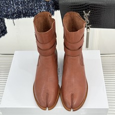 MaisonMargiela|MM6马吉拉 复古皮带扣分趾粗跟短靴 复古皮带扣氛围感拉满 标志性分趾辨识度超高 粗跟稳 MaisonMargiela|MM6马吉拉 复古皮带扣分趾粗跟短靴 复古皮带扣氛围感拉满 标志性分趾辨识度超高 粗跟稳