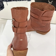 MaisonMargiela|MM6马吉拉 复古皮带扣分趾粗跟短靴 复古皮带扣氛围感拉满 标志性分趾辨识度超高 粗跟稳 MaisonMargiela|MM6马吉拉 复古皮带扣分趾粗跟短靴 复古皮带扣氛围感拉满 标志性分趾辨识度超高 粗跟稳
