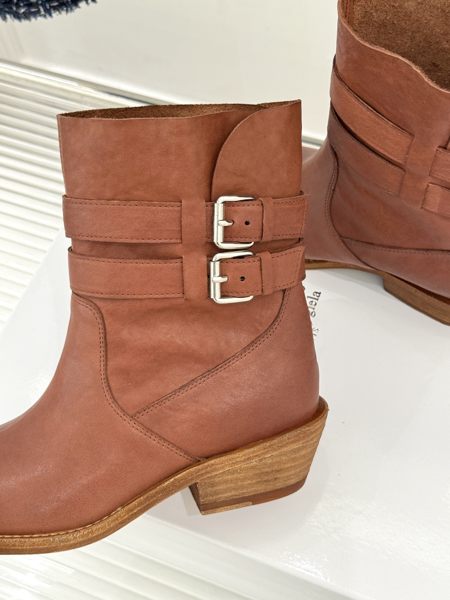 MaisonMargiela|MM6马吉拉 复古皮带扣分趾粗跟短靴 复古皮带扣氛围感拉满 标志性分趾辨识度超高 粗跟稳 MaisonMargiela|MM6马吉拉 复古皮带扣分趾粗跟短靴 复古皮带扣氛围感拉满 标志性分趾辨识度超高 粗跟稳