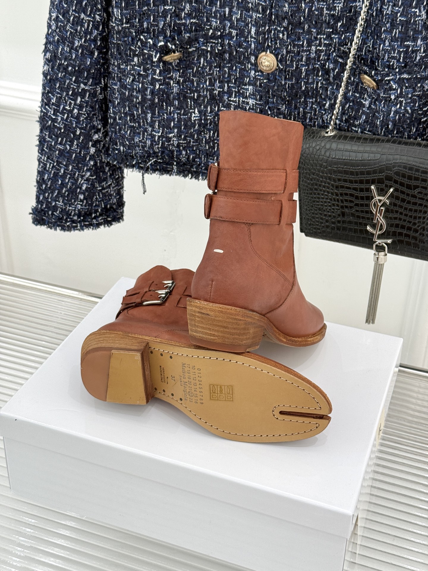MaisonMargiela|MM6马吉拉 复古皮带扣分趾粗跟短靴 复古皮带扣氛围感拉满 标志性分趾辨识度超高 粗跟稳 MaisonMargiela|MM6马吉拉 复古皮带扣分趾粗跟短靴 复古皮带扣氛围感拉满 标志性分趾辨识度超高 粗跟稳
