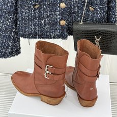 MaisonMargiela|MM6马吉拉 复古皮带扣分趾粗跟短靴 复古皮带扣氛围感拉满 标志性分趾辨识度超高 粗跟稳 MaisonMargiela|MM6马吉拉 复古皮带扣分趾粗跟短靴 复古皮带扣氛围感拉满 标志性分趾辨识度超高 粗跟稳