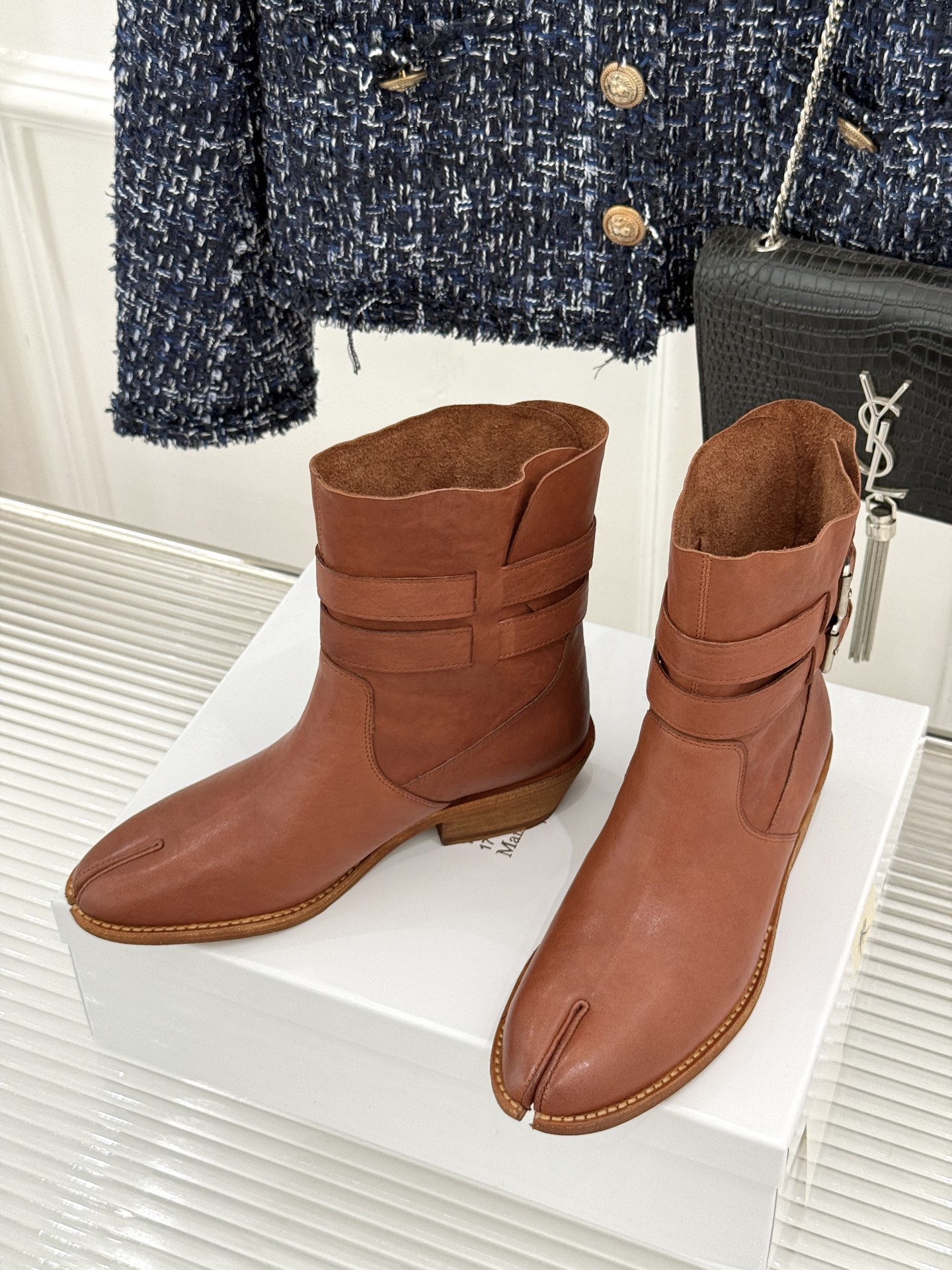 MaisonMargiela|MM6马吉拉 复古皮带扣分趾粗跟短靴 复古皮带扣氛围感拉满 标志性分趾辨识度超高 粗跟稳 MaisonMargiela|MM6马吉拉 复古皮带扣分趾粗跟短靴 复古皮带扣氛围感拉满 标志性分趾辨识度超高 粗跟稳