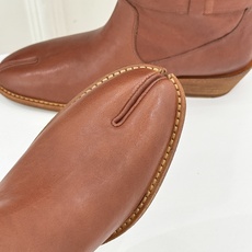 MaisonMargiela|MM6马吉拉 复古皮带扣分趾粗跟短靴 复古皮带扣氛围感拉满 标志性分趾辨识度超高 粗跟稳 MaisonMargiela|MM6马吉拉 复古皮带扣分趾粗跟短靴 复古皮带扣氛围感拉满 标志性分趾辨识度超高 粗跟稳