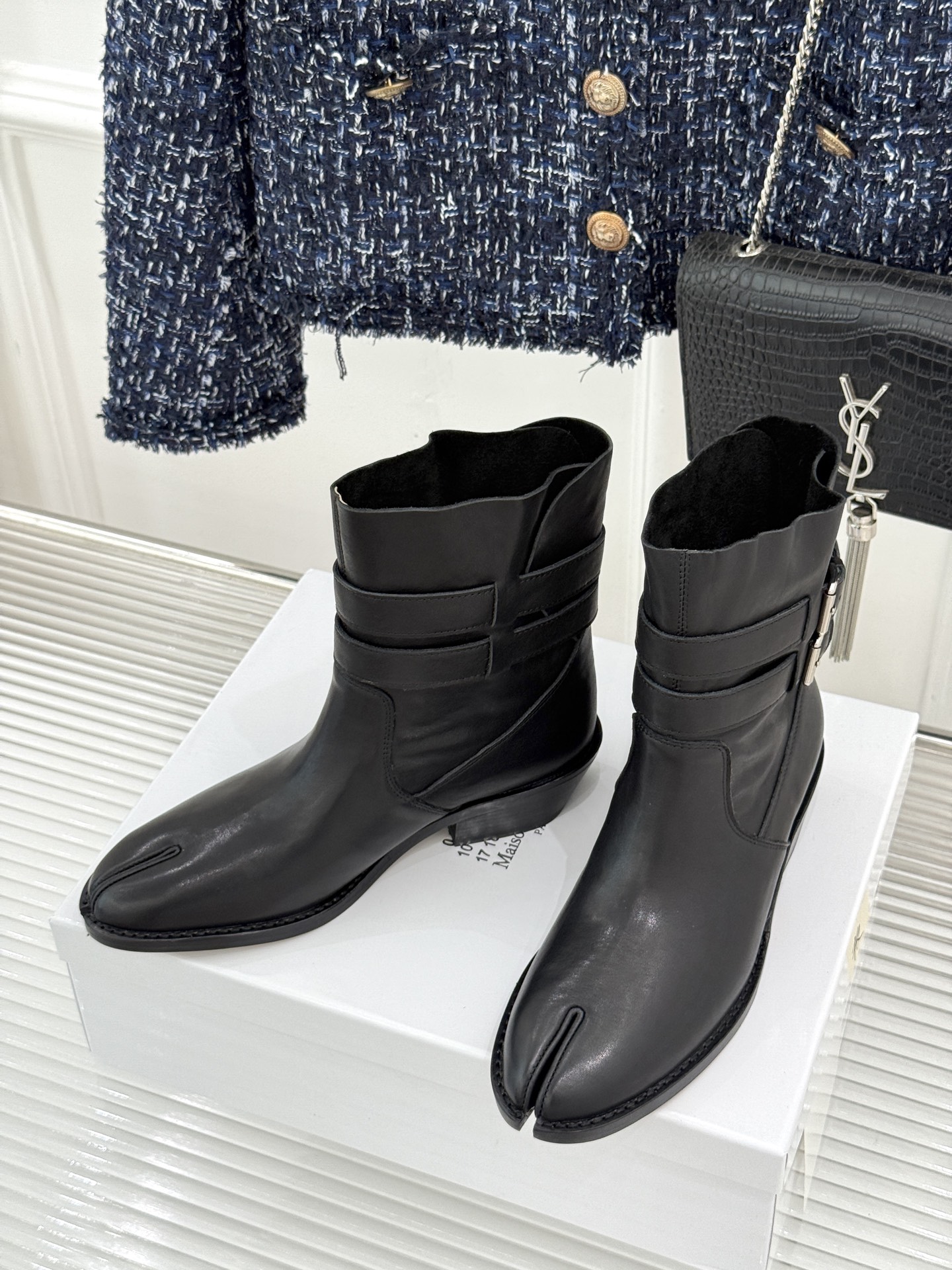 MaisonMargiela｜MM6马吉拉 复古皮带扣分趾粗跟短靴  复古皮带扣氛围感拉满 标志性分趾辨识度超高 粗跟稳