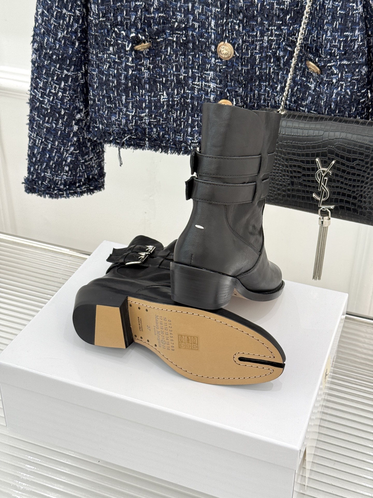 MaisonMargiela｜MM6马吉拉 复古皮带扣分趾粗跟短靴  复古皮带扣氛围感拉满 标志性分趾辨识度超高 粗跟稳