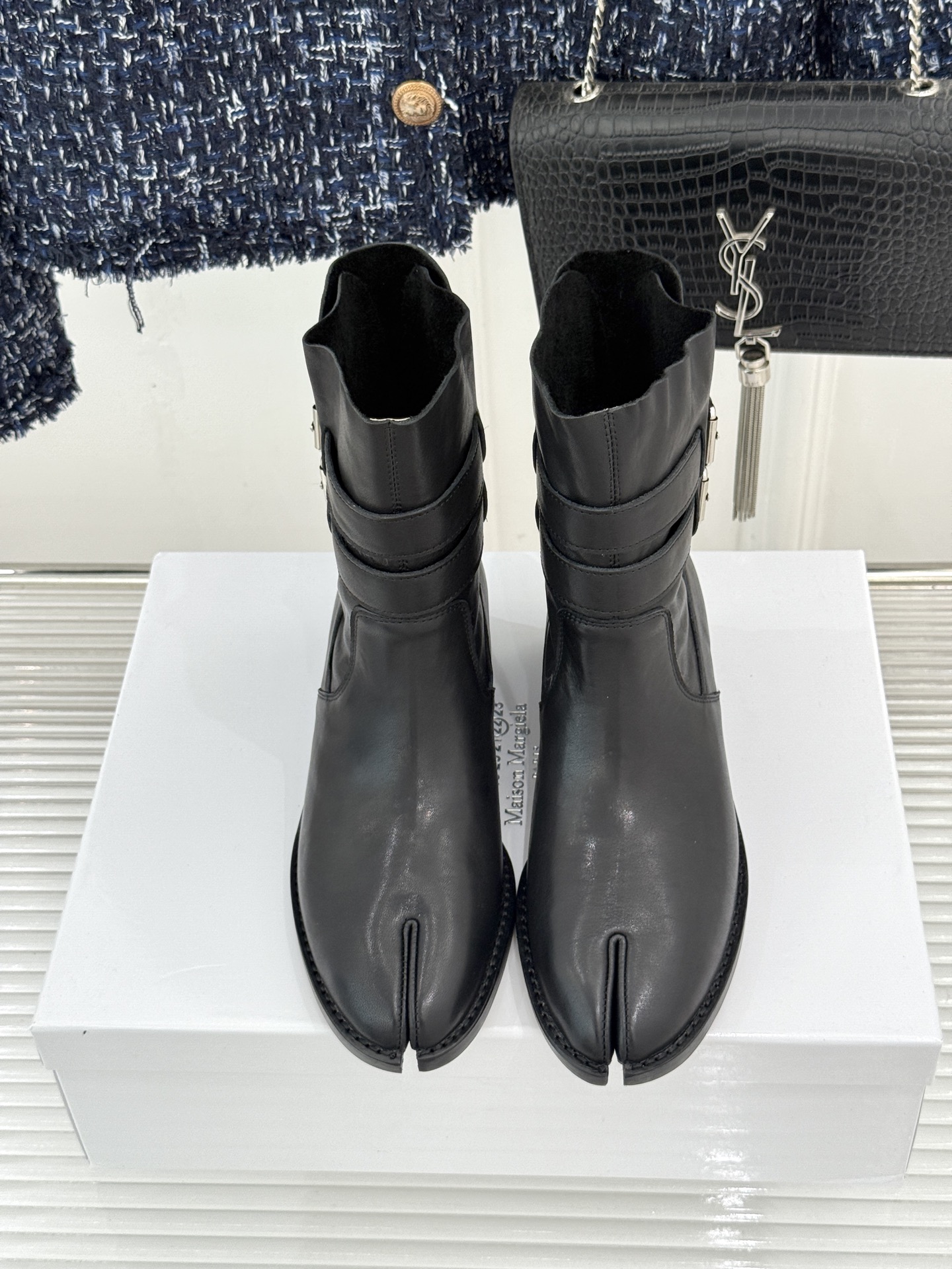 MaisonMargiela｜MM6马吉拉 复古皮带扣分趾粗跟短靴  复古皮带扣氛围感拉满 标志性分趾辨识度超高 粗跟稳