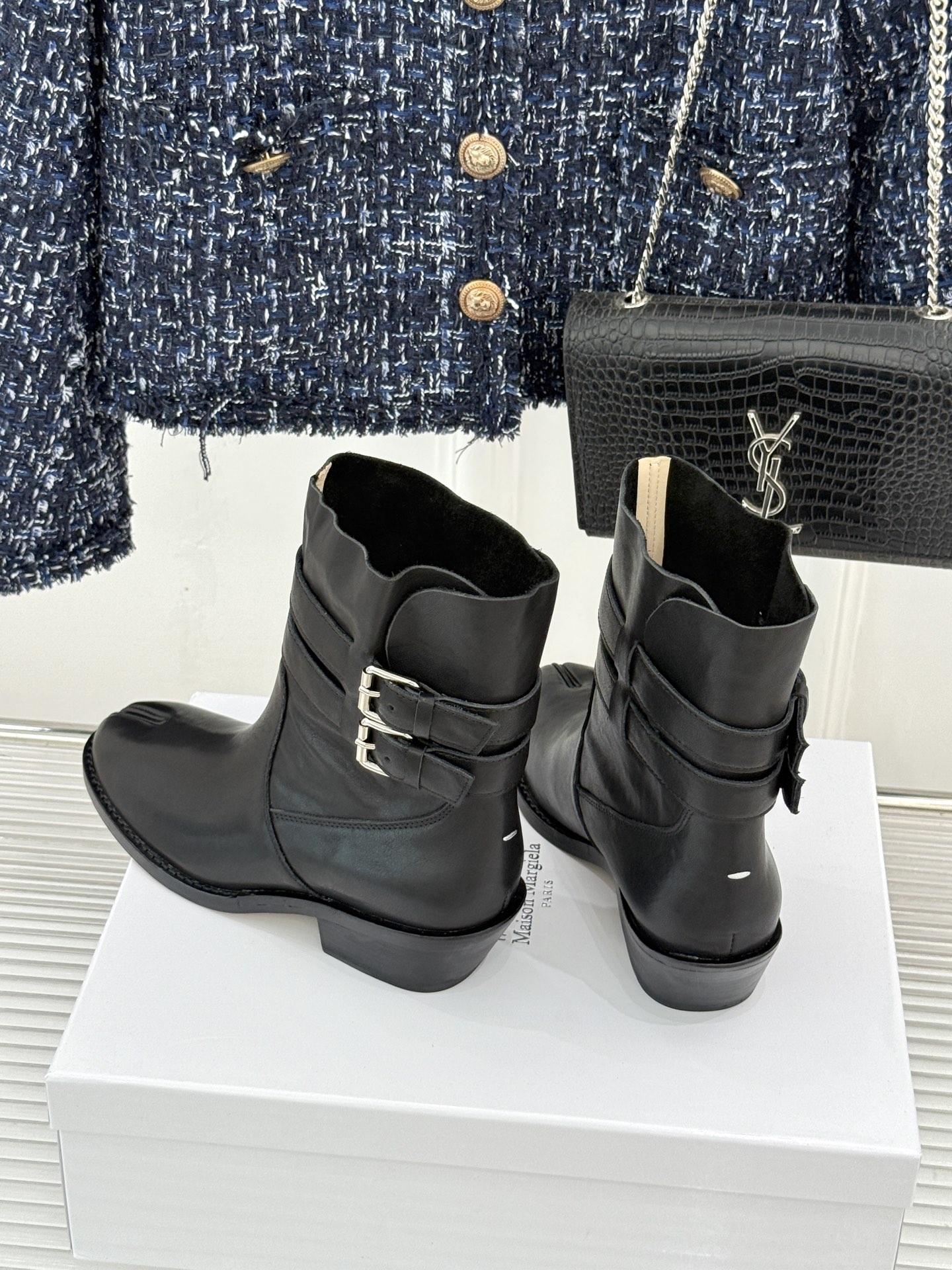 MaisonMargiela｜MM6马吉拉 复古皮带扣分趾粗跟短靴  复古皮带扣氛围感拉满 标志性分趾辨识度超高 粗跟稳