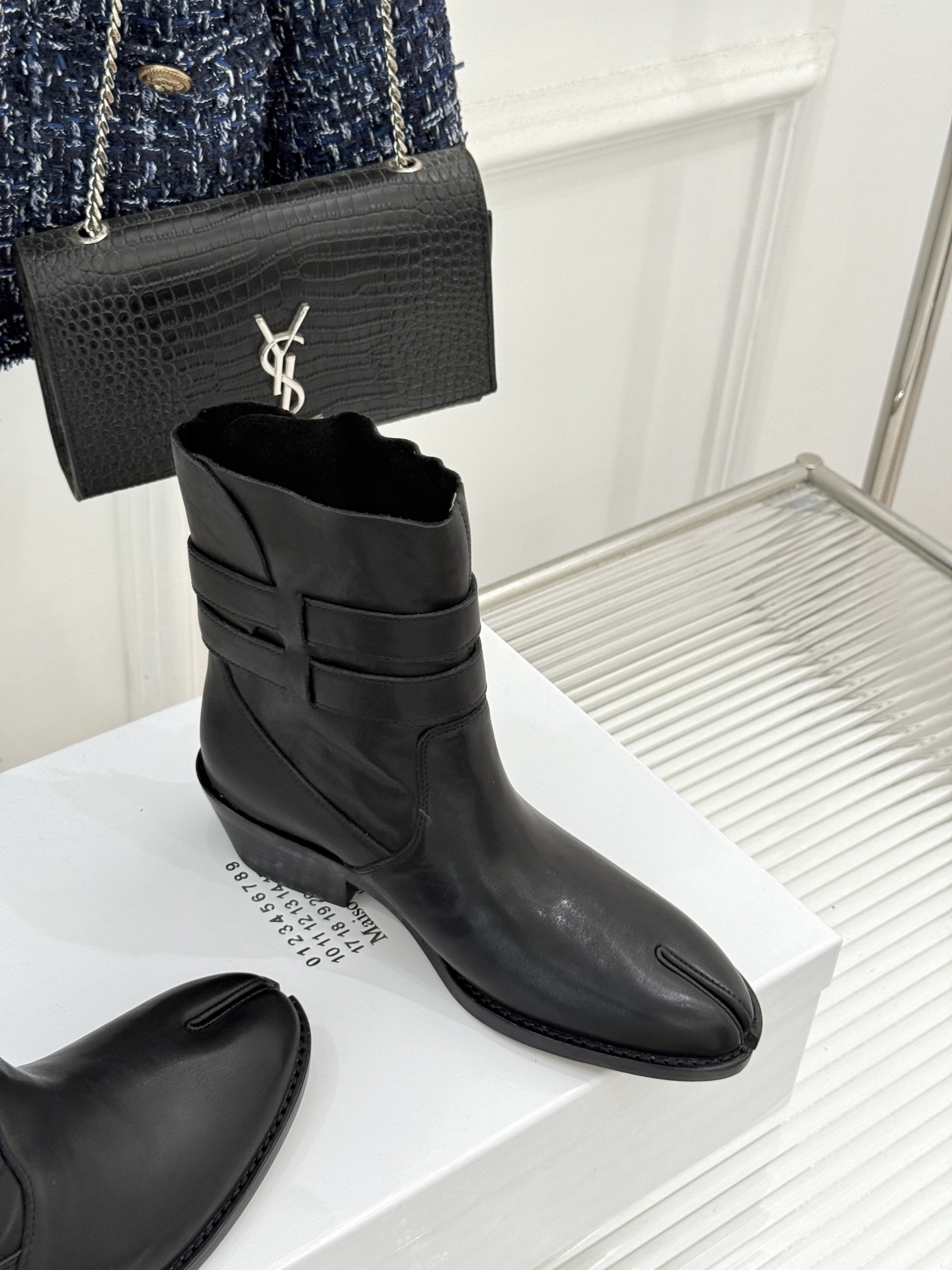 MaisonMargiela｜MM6马吉拉 复古皮带扣分趾粗跟短靴  复古皮带扣氛围感拉满 标志性分趾辨识度超高 粗跟稳