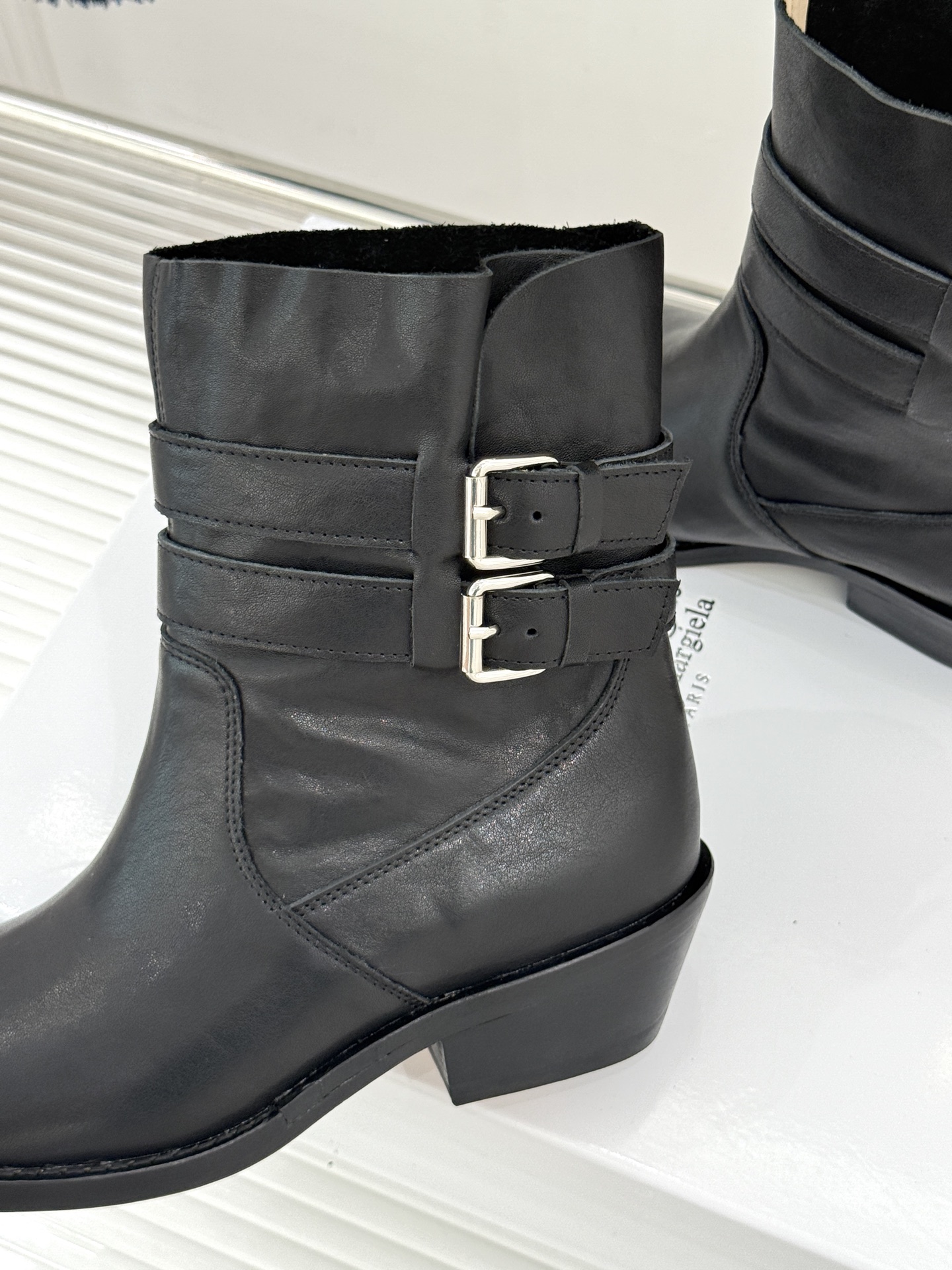 MaisonMargiela｜MM6马吉拉 复古皮带扣分趾粗跟短靴  复古皮带扣氛围感拉满 标志性分趾辨识度超高 粗跟稳