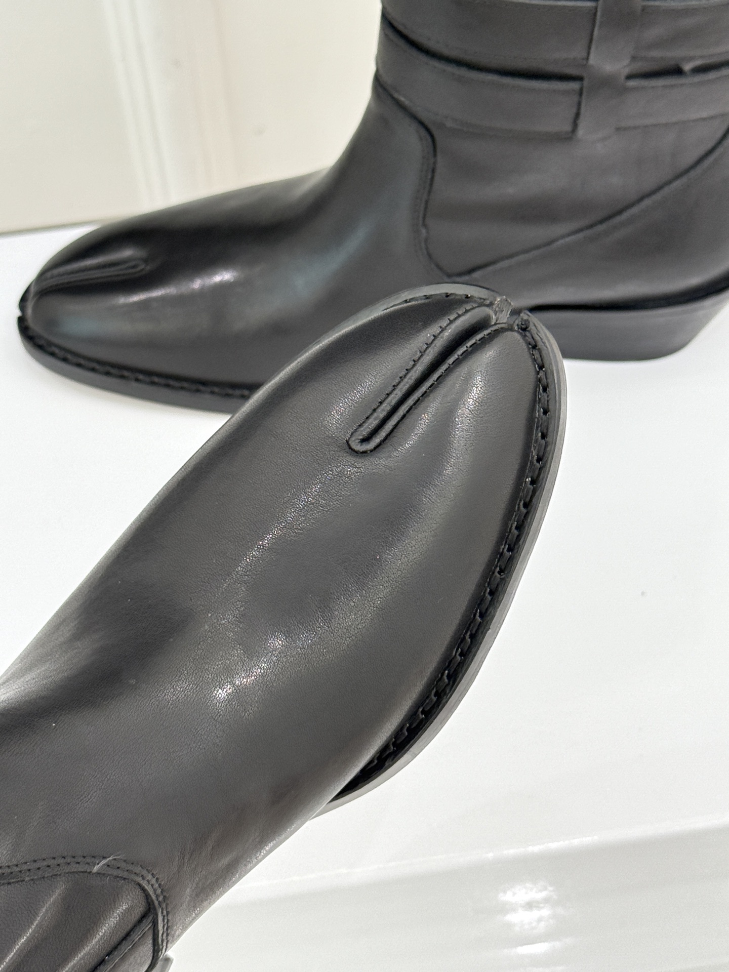 MaisonMargiela｜MM6马吉拉 复古皮带扣分趾粗跟短靴  复古皮带扣氛围感拉满 标志性分趾辨识度超高 粗跟稳