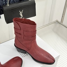 MaisonMargiela|MM6马吉拉 复古皮带扣分趾粗跟短靴 复古皮带扣氛围感拉满 标志性分趾辨识度超高 粗跟稳 MaisonMargiela|MM6马吉拉 复古皮带扣分趾粗跟短靴 复古皮带扣氛围感拉满 标志性分趾辨识度超高 粗跟稳