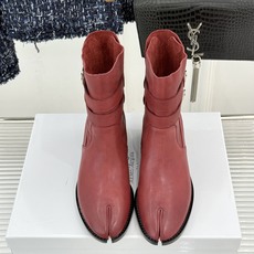 MaisonMargiela|MM6马吉拉 复古皮带扣分趾粗跟短靴 复古皮带扣氛围感拉满 标志性分趾辨识度超高 粗跟稳 MaisonMargiela|MM6马吉拉 复古皮带扣分趾粗跟短靴 复古皮带扣氛围感拉满 标志性分趾辨识度超高 粗跟稳