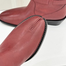 MaisonMargiela|MM6马吉拉 复古皮带扣分趾粗跟短靴 复古皮带扣氛围感拉满 标志性分趾辨识度超高 粗跟稳 MaisonMargiela|MM6马吉拉 复古皮带扣分趾粗跟短靴 复古皮带扣氛围感拉满 标志性分趾辨识度超高 粗跟稳