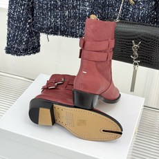 MaisonMargiela|MM6马吉拉 复古皮带扣分趾粗跟短靴 复古皮带扣氛围感拉满 标志性分趾辨识度超高 粗跟稳 MaisonMargiela|MM6马吉拉 复古皮带扣分趾粗跟短靴 复古皮带扣氛围感拉满 标志性分趾辨识度超高 粗跟稳