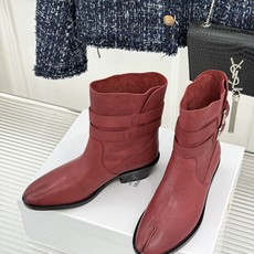 MaisonMargiela|MM6马吉拉 复古皮带扣分趾粗跟短靴 复古皮带扣氛围感拉满 标志性分趾辨识度超高 粗跟稳 MaisonMargiela|MM6马吉拉 复古皮带扣分趾粗跟短靴 复古皮带扣氛围感拉满 标志性分趾辨识度超高 粗跟稳