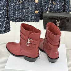 MaisonMargiela|MM6马吉拉 复古皮带扣分趾粗跟短靴 复古皮带扣氛围感拉满 标志性分趾辨识度超高 粗跟稳 MaisonMargiela|MM6马吉拉 复古皮带扣分趾粗跟短靴 复古皮带扣氛围感拉满 标志性分趾辨识度超高 粗跟稳