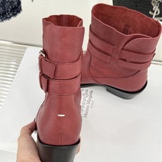 MaisonMargiela|MM6马吉拉 复古皮带扣分趾粗跟短靴 复古皮带扣氛围感拉满 标志性分趾辨识度超高 粗跟稳 MaisonMargiela|MM6马吉拉 复古皮带扣分趾粗跟短靴 复古皮带扣氛围感拉满 标志性分趾辨识度超高 粗跟稳
