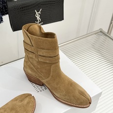 MaisonMargiela|MM6马吉拉 复古皮带扣分趾粗跟短靴 复古皮带扣氛围感拉满 标志性分趾辨识度超高 粗跟稳 MaisonMargiela|MM6马吉拉 复古皮带扣分趾粗跟短靴 复古皮带扣氛围感拉满 标志性分趾辨识度超高 粗跟稳
