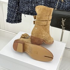 MaisonMargiela|MM6马吉拉 复古皮带扣分趾粗跟短靴 复古皮带扣氛围感拉满 标志性分趾辨识度超高 粗跟稳 MaisonMargiela|MM6马吉拉 复古皮带扣分趾粗跟短靴 复古皮带扣氛围感拉满 标志性分趾辨识度超高 粗跟稳
