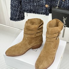 MaisonMargiela|MM6马吉拉 复古皮带扣分趾粗跟短靴 复古皮带扣氛围感拉满 标志性分趾辨识度超高 粗跟稳 MaisonMargiela|MM6马吉拉 复古皮带扣分趾粗跟短靴 复古皮带扣氛围感拉满 标志性分趾辨识度超高 粗跟稳