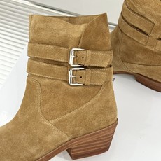 MaisonMargiela|MM6马吉拉 复古皮带扣分趾粗跟短靴 复古皮带扣氛围感拉满 标志性分趾辨识度超高 粗跟稳 MaisonMargiela|MM6马吉拉 复古皮带扣分趾粗跟短靴 复古皮带扣氛围感拉满 标志性分趾辨识度超高 粗跟稳