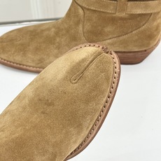 MaisonMargiela|MM6马吉拉 复古皮带扣分趾粗跟短靴 复古皮带扣氛围感拉满 标志性分趾辨识度超高 粗跟稳 MaisonMargiela|MM6马吉拉 复古皮带扣分趾粗跟短靴 复古皮带扣氛围感拉满 标志性分趾辨识度超高 粗跟稳