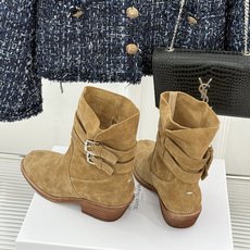 MaisonMargiela|MM6马吉拉 复古皮带扣分趾粗跟短靴 复古皮带扣氛围感拉满 标志性分趾辨识度超高 粗跟稳 MaisonMargiela|MM6马吉拉 复古皮带扣分趾粗跟短靴 复古皮带扣氛围感拉满 标志性分趾辨识度超高 粗跟稳