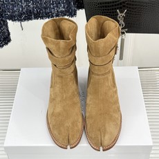MaisonMargiela|MM6马吉拉 复古皮带扣分趾粗跟短靴 复古皮带扣氛围感拉满 标志性分趾辨识度超高 粗跟稳 MaisonMargiela|MM6马吉拉 复古皮带扣分趾粗跟短靴 复古皮带扣氛围感拉满 标志性分趾辨识度超高 粗跟稳