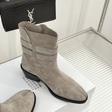 MaisonMargiela|MM6马吉拉 复古皮带扣分趾粗跟短靴 复古皮带扣氛围感拉满 标志性分趾辨识度超高 粗跟稳 MaisonMargiela|MM6马吉拉 复古皮带扣分趾粗跟短靴 复古皮带扣氛围感拉满 标志性分趾辨识度超高 粗跟稳