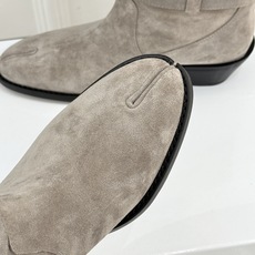 MaisonMargiela|MM6马吉拉 复古皮带扣分趾粗跟短靴 复古皮带扣氛围感拉满 标志性分趾辨识度超高 粗跟稳 MaisonMargiela|MM6马吉拉 复古皮带扣分趾粗跟短靴 复古皮带扣氛围感拉满 标志性分趾辨识度超高 粗跟稳