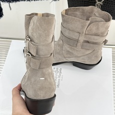 MaisonMargiela|MM6马吉拉 复古皮带扣分趾粗跟短靴 复古皮带扣氛围感拉满 标志性分趾辨识度超高 粗跟稳 MaisonMargiela|MM6马吉拉 复古皮带扣分趾粗跟短靴 复古皮带扣氛围感拉满 标志性分趾辨识度超高 粗跟稳
