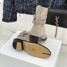 MaisonMargiela|MM6马吉拉 复古皮带扣分趾粗跟短靴 复古皮带扣氛围感拉满 标志性分趾辨识度超高 粗跟稳 MaisonMargiela|MM6马吉拉 复古皮带扣分趾粗跟短靴 复古皮带扣氛围感拉满 标志性分趾辨识度超高 粗跟稳